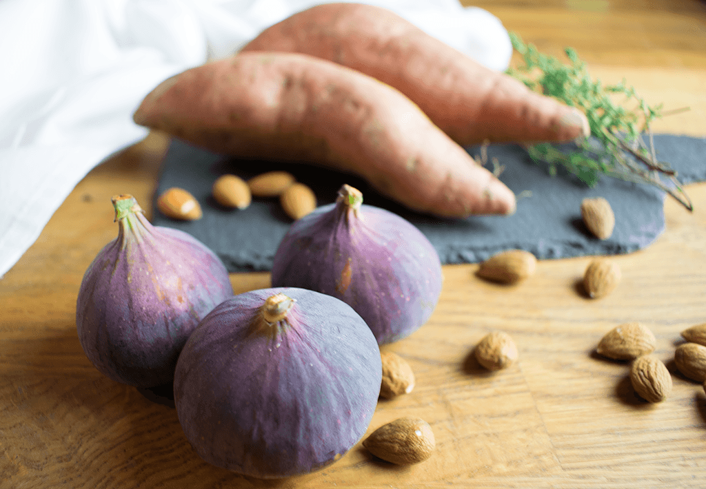 Feigen, Süßkartoffeln und frische Kräuter