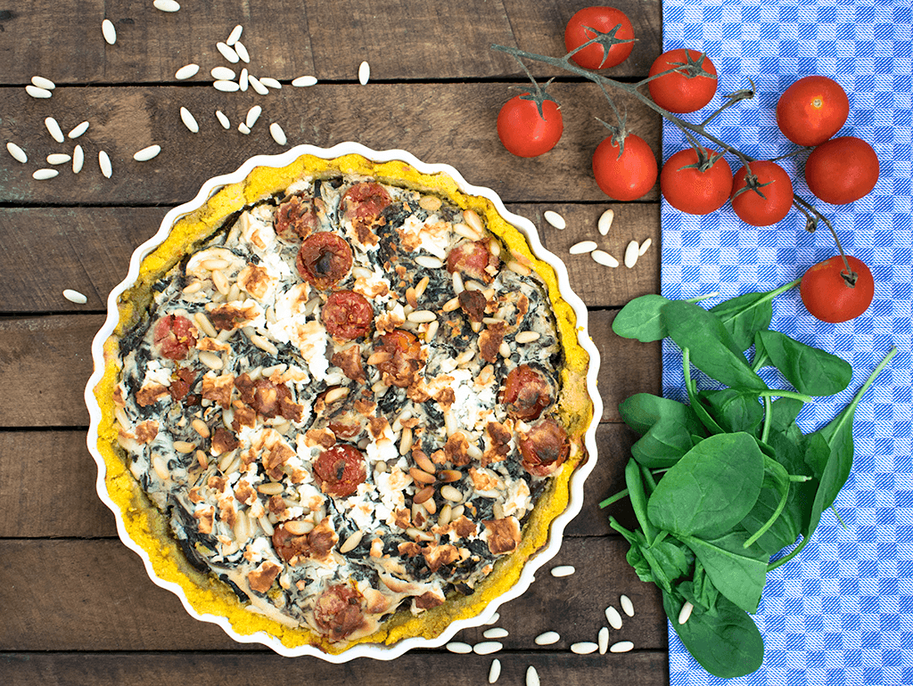 Spätsommerliche Polentatarte mit Tomaten und Blattspinat