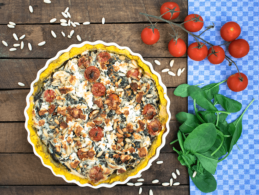 Spätsommerliche Polenta-Tarte mit Tomaten und Blattspinat