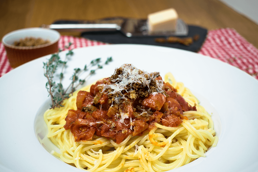 Nudeln mit Tomaten-Fenchel-Soße und Bröseln