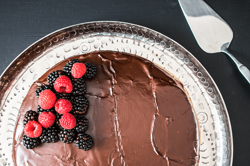 Schokoladentorte mit Marzipan und Brombeermarmelade