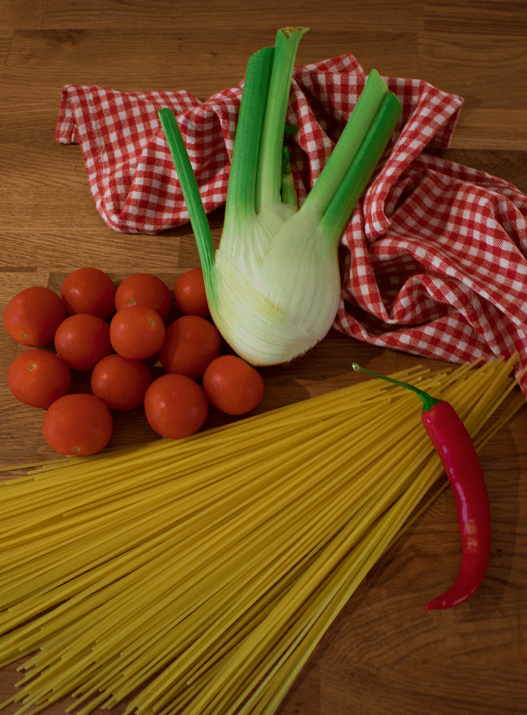 Fenchel, Tomaten, Chili und Spagetti