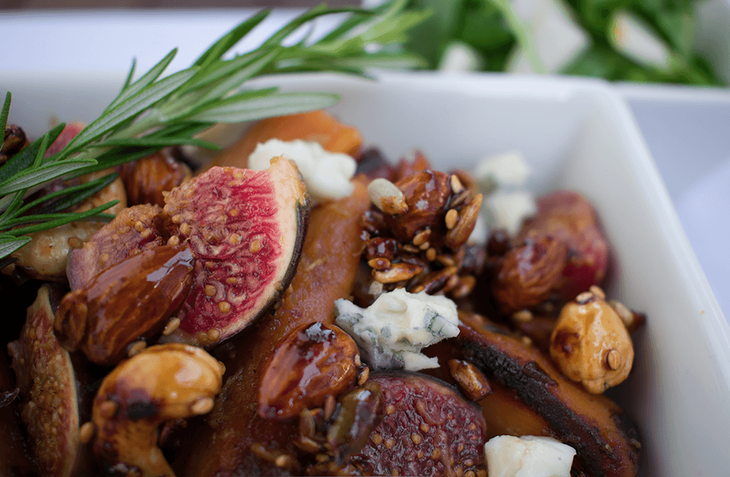 Süßkartoffeln mit Feigen, Blauschimmelkäse und gerösteten Nüssen