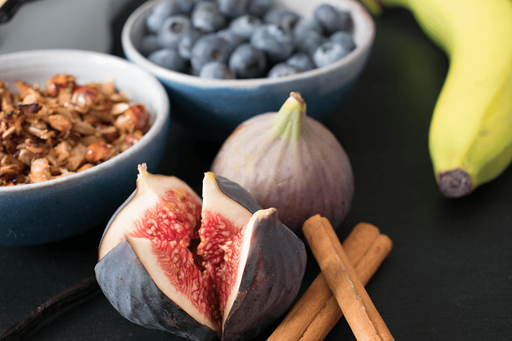 Feigen, Beeren, Zimt und Nüsse, die Zutaten für den Frühstücks-Porridge