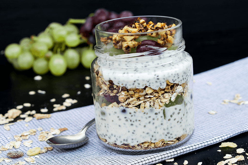 Joghurt mit Chiasamen, Trauben und Müsli