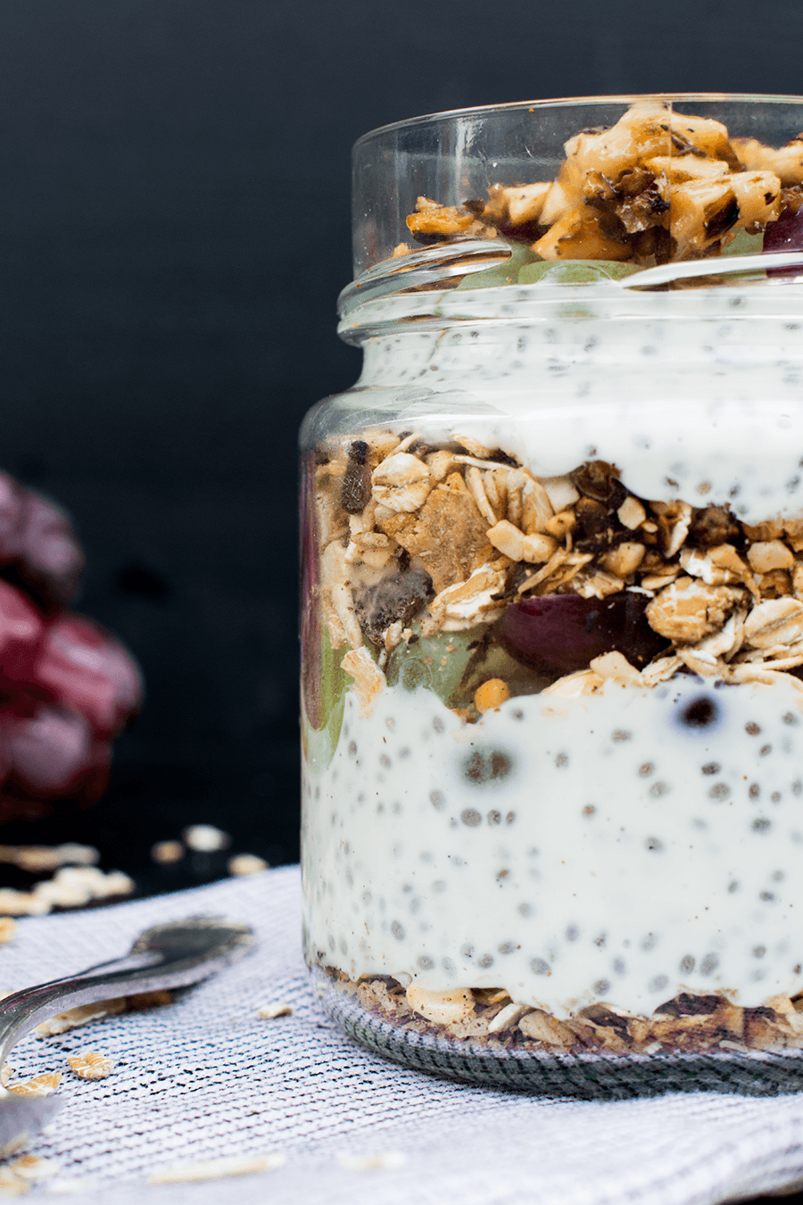 Joghurt mit Chiasamen, Trauben und Müsli