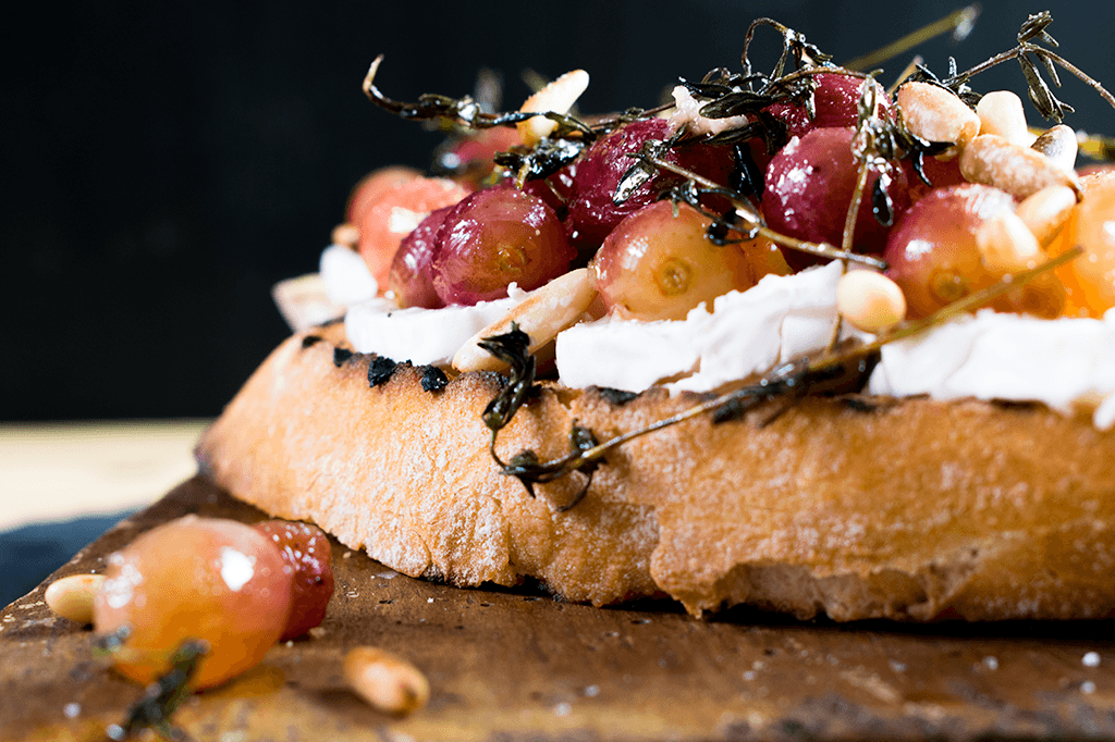 Crostini mit Trauben und Zigenkäse