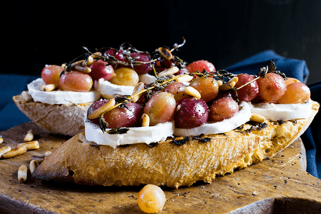 Crostini mit Trauben und Zigenkäse