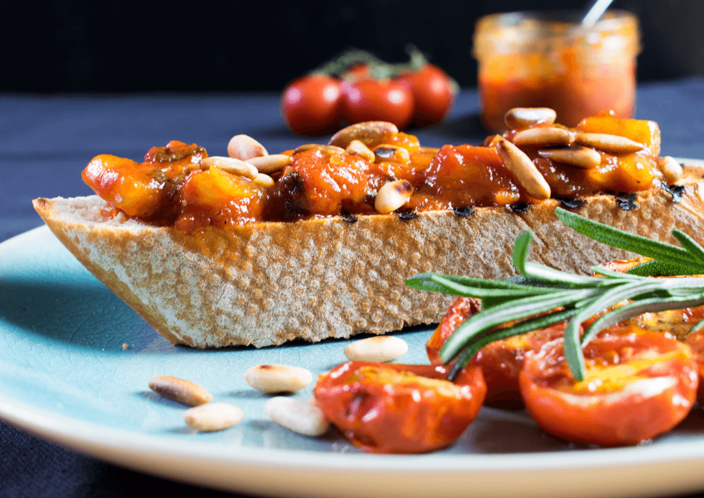 Crostini mit Tomatenmarmelade und halbgetrockneten Cherrytomaten