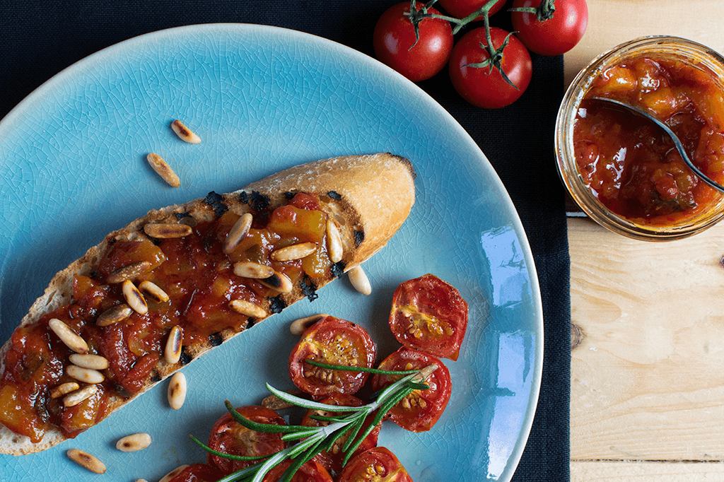 Crostini mit Tomatenmarmelade und halbgetrockneten Cherrytomaten