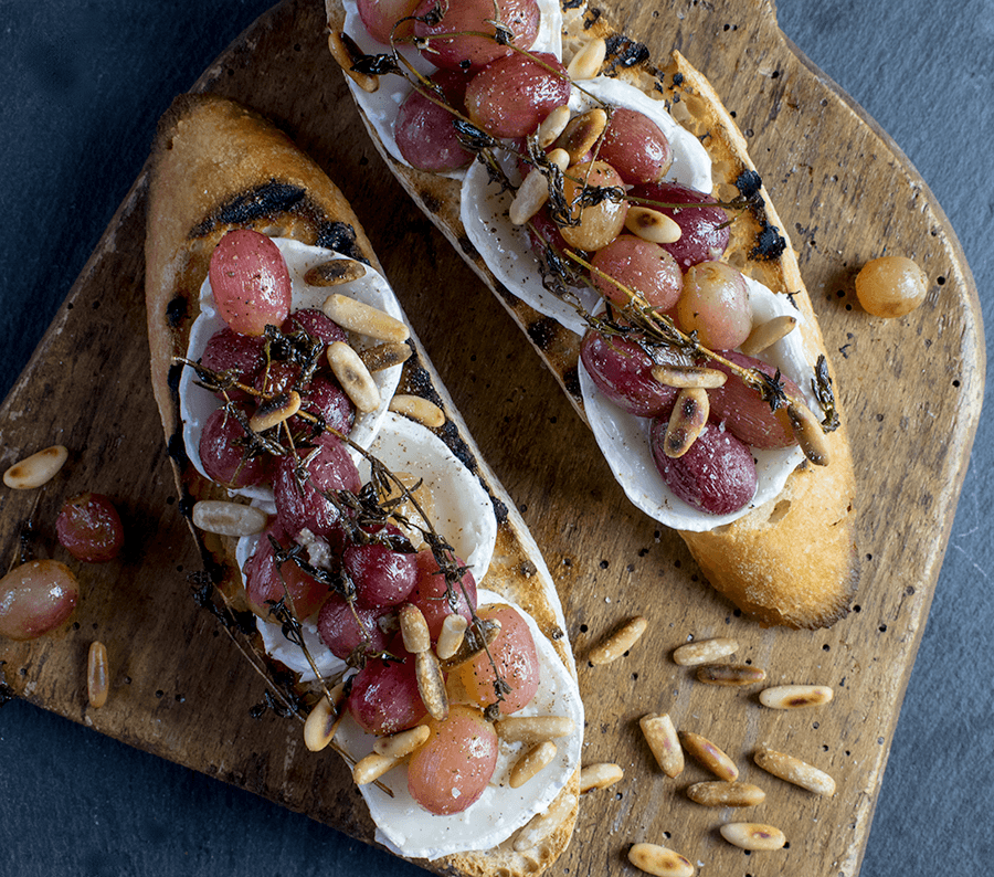 Crostini mit Trauben und Zigenkäse