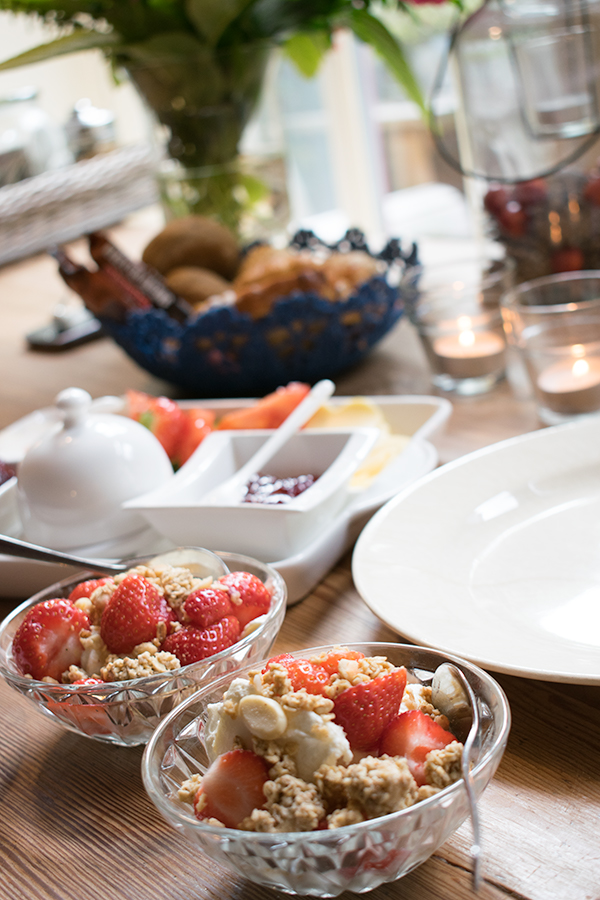 Müsli mit frischen Erdbeeren