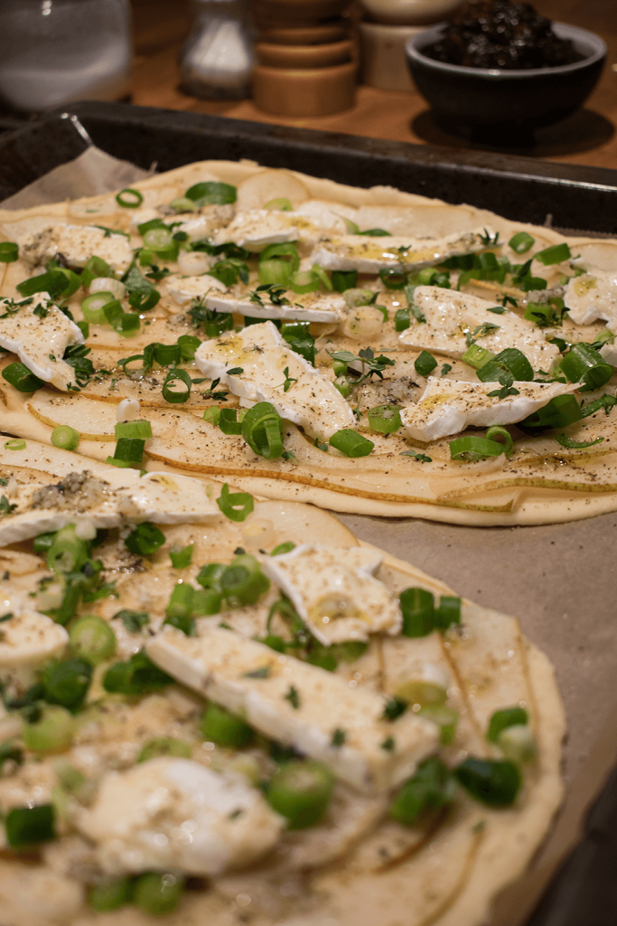 Birnen-Flammkuchen mit Cranberry-Chutney - the greendorf