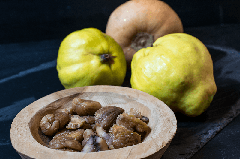 Zutaen für ein Curry: Quitten, maronen und Kürbis