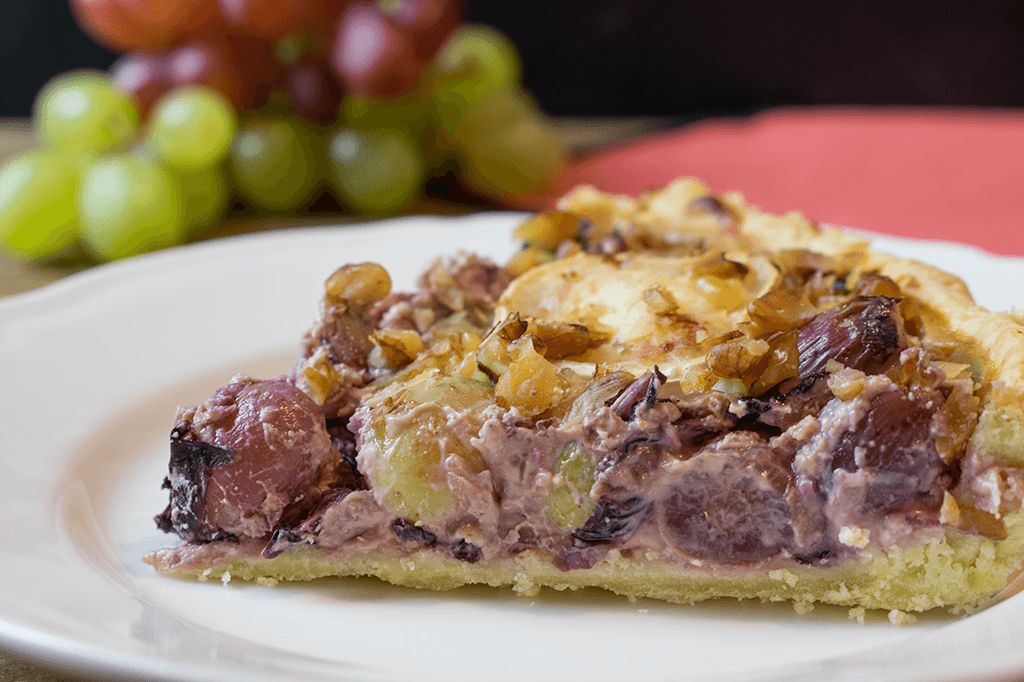 Ein Stück Trauben-Radicchio-Tarte