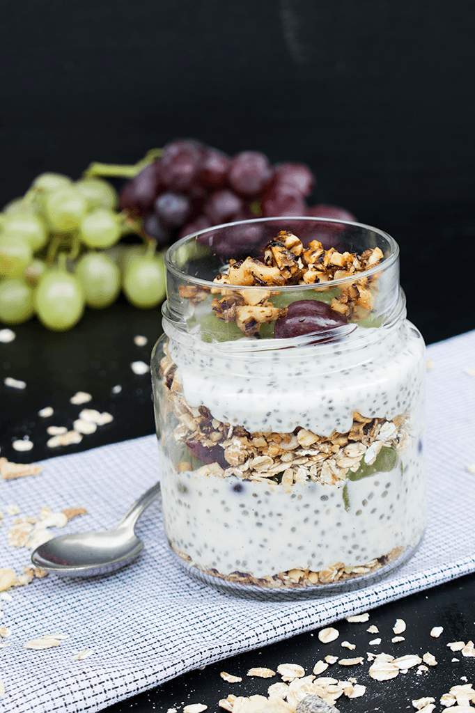 Chiasamjoghurt mit Trauben und Müsli