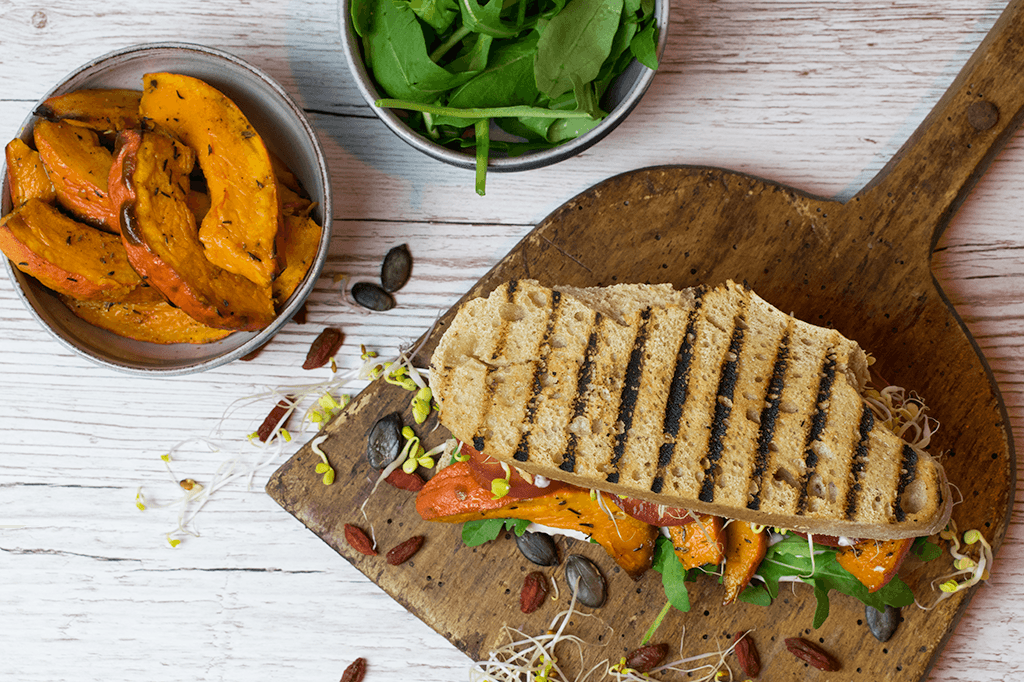 Kürbissandwich mit Sprossen und Ziegenkäsecreme