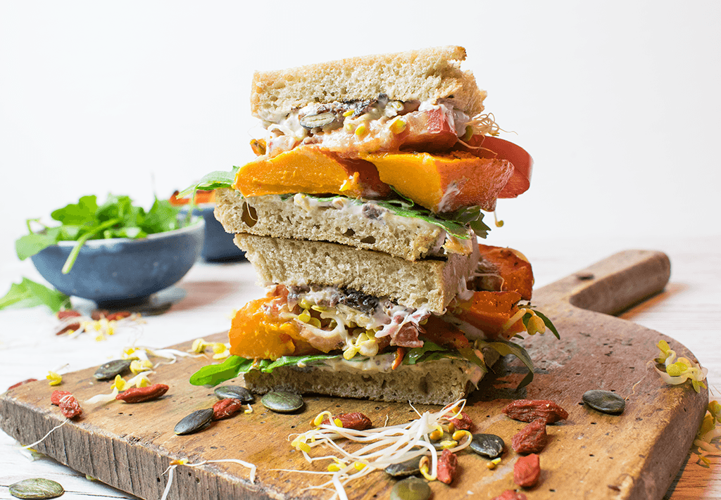 Kürbissandwich mit Sprossen und Ziegenkäsecreme