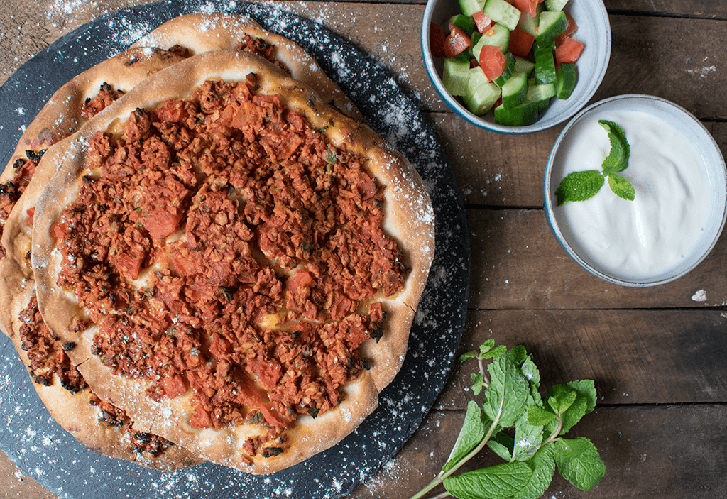 Lahmacun mit Gurke, Tomate und Joghurtdip