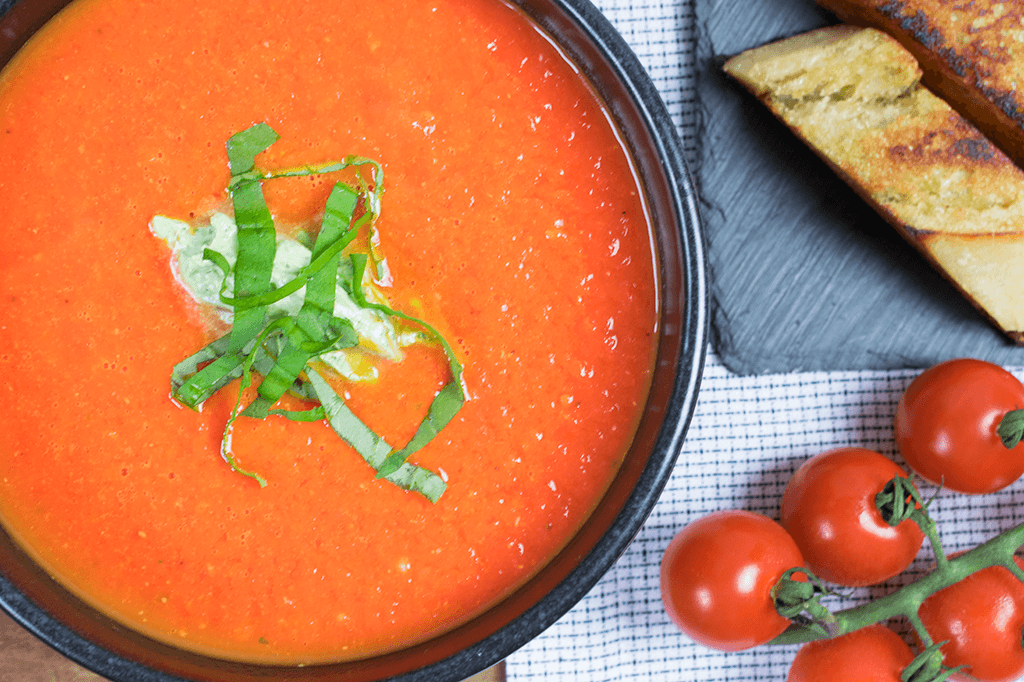 Röstpaprikasuppe mit Tomaten und Basilikumnocke