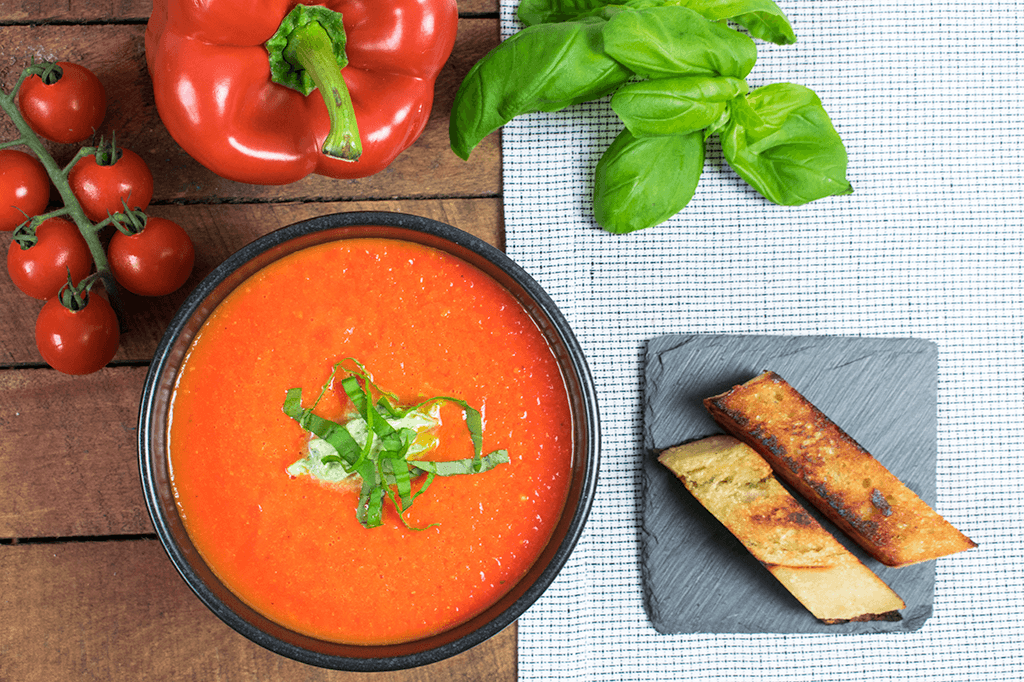 Röstpaprikasuppe mit Tomaten und Basilikumnocke