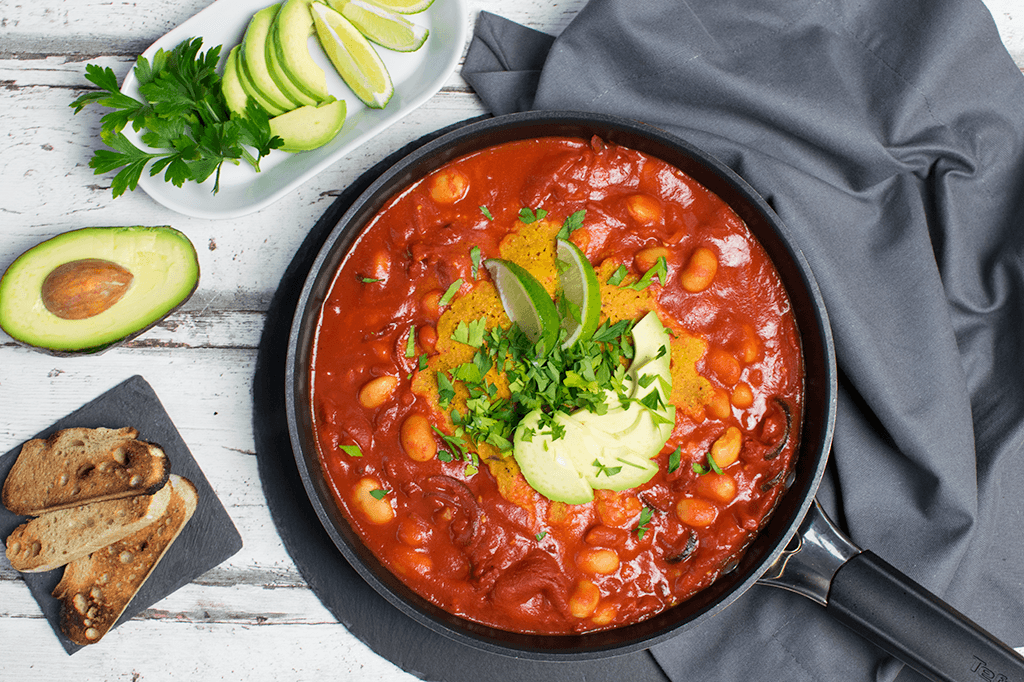 Herzhafte Shakshuka mit Kichererbsenomelette