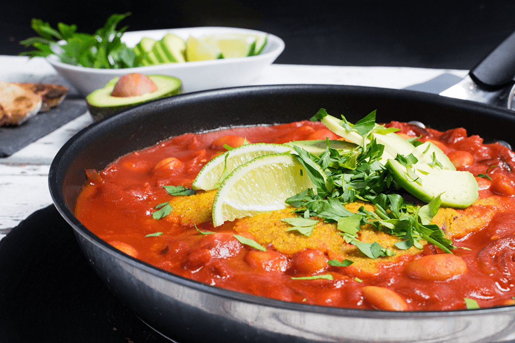 Herzhafte Shakshuka mit Kichererbsenomelette