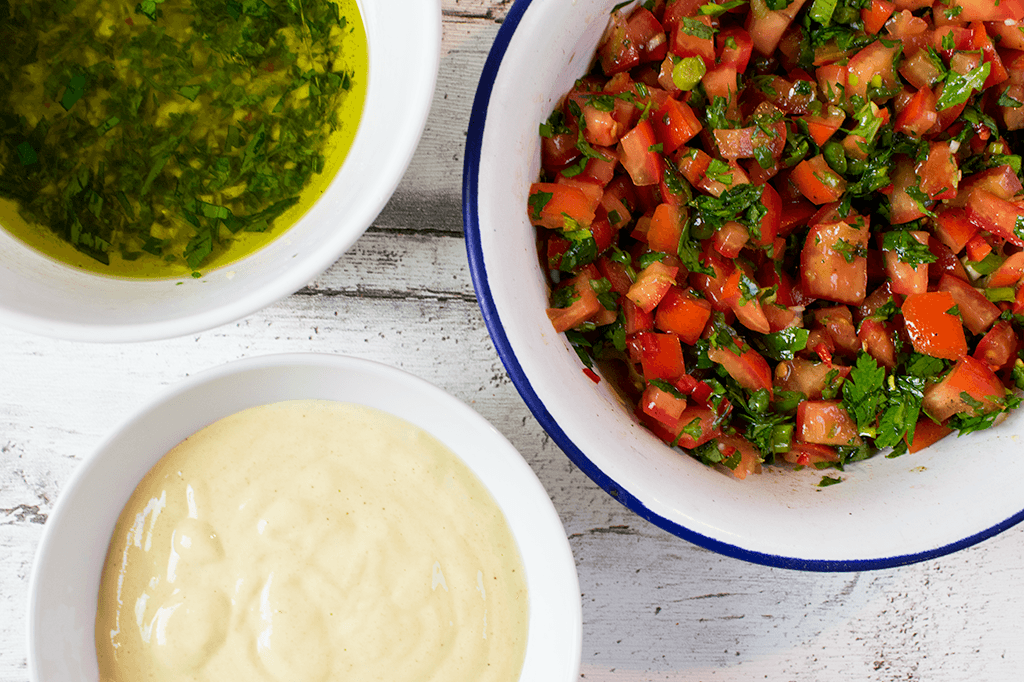 Marinierte Tomaten, Kräuter-Knoblauchöl und Cashewmayonnaise