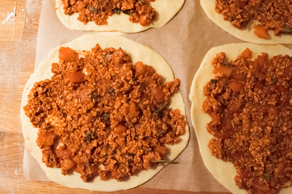 Lahmacun, ungebacken