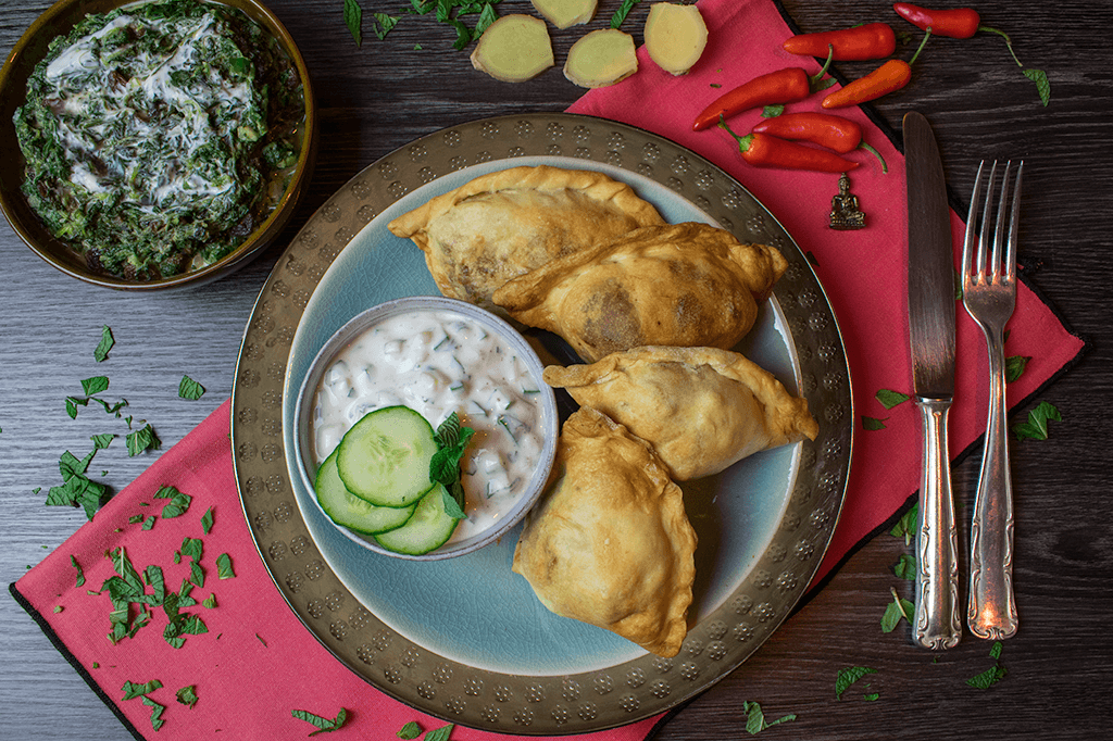 Vegane Samosas mit Gurken-Minz-Rajita und Spinat