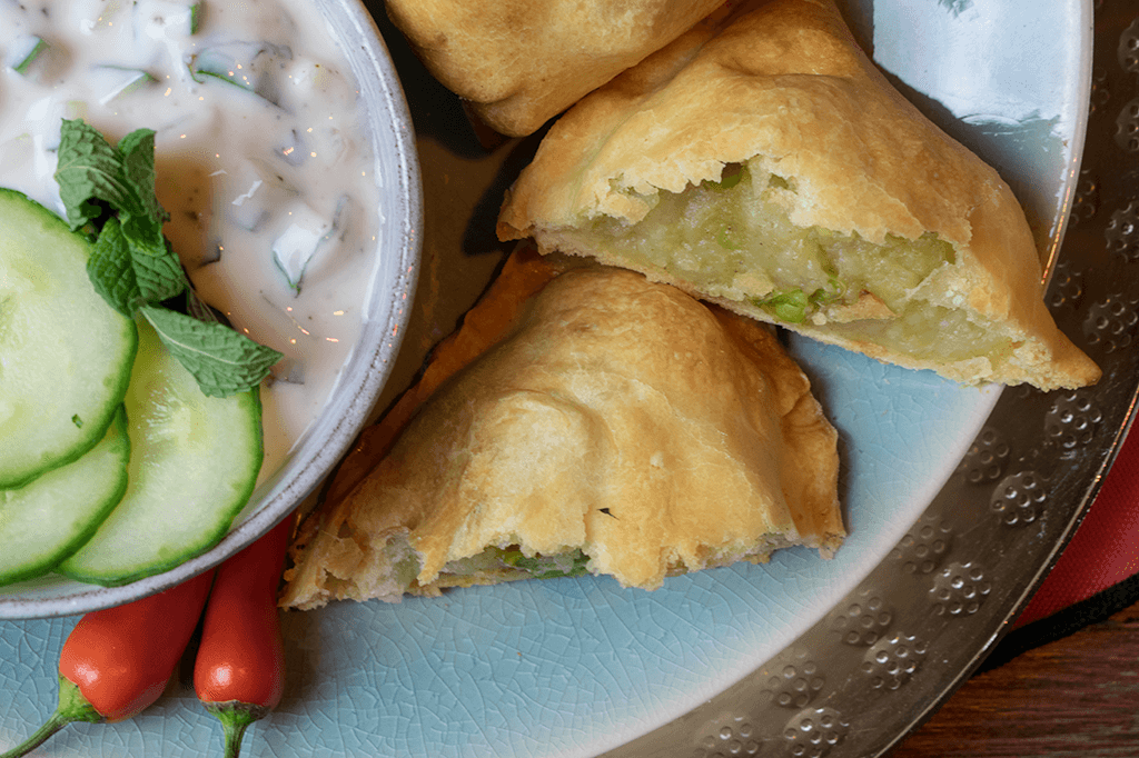 Vegane Samosas mit Gurken-Minz-Rajita und Spinat