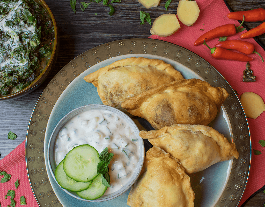 Vegane Samosas mit Gurken-Minz-Rajita und Spinat