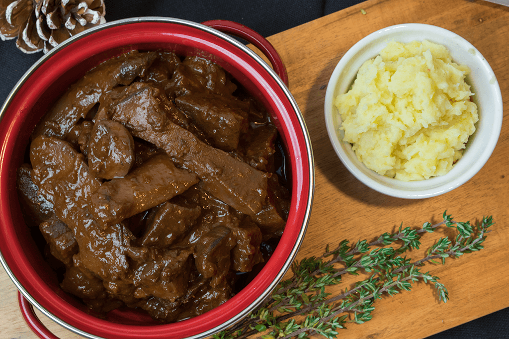 Bourguignon Eintopf mit Kräuterseitlingen, Champignons, Roter Bete, Petersilienwurzel und Lila Möhren mit Sellerie-Kartoffelpüree