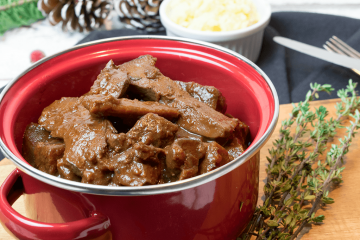 Bourguignon Eintopf mit Kräuterseitlingen, Champignons, Roter Bete, Petersilienwurzel und Lila Möhren mit Sellerie-Kartoffelpüree