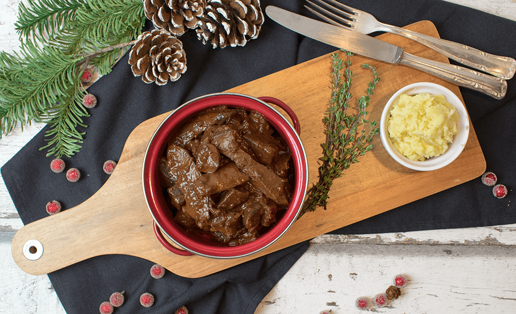 Bourguignon Eintopf mit Kräuterseitlingen, Champignons, Roter Bete, Petersilienwurzel und Lila Möhren mit Sellerie-Kartoffelpüree