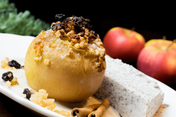 Bratapfel mit Mohnparfait, gefüllt mit Marzipan, Mandeln und Rosinen