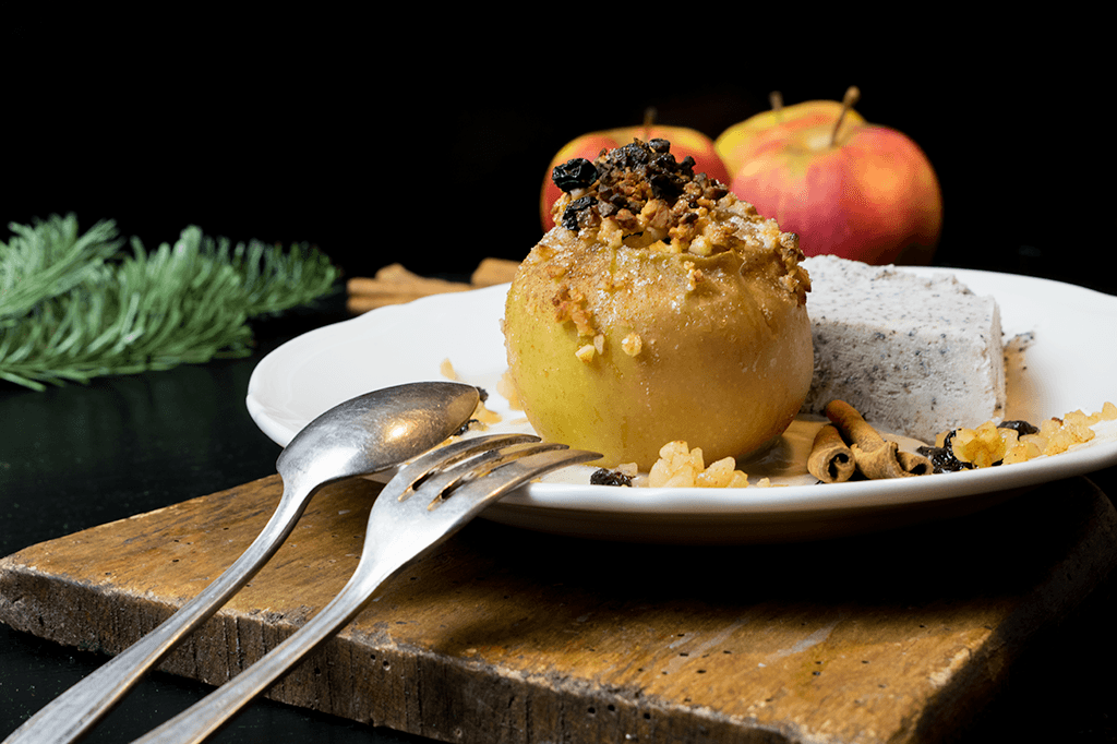 Bratapfel mit Mohnparfait, gefüllt mit Marzipan, Mandeln und Rosinen