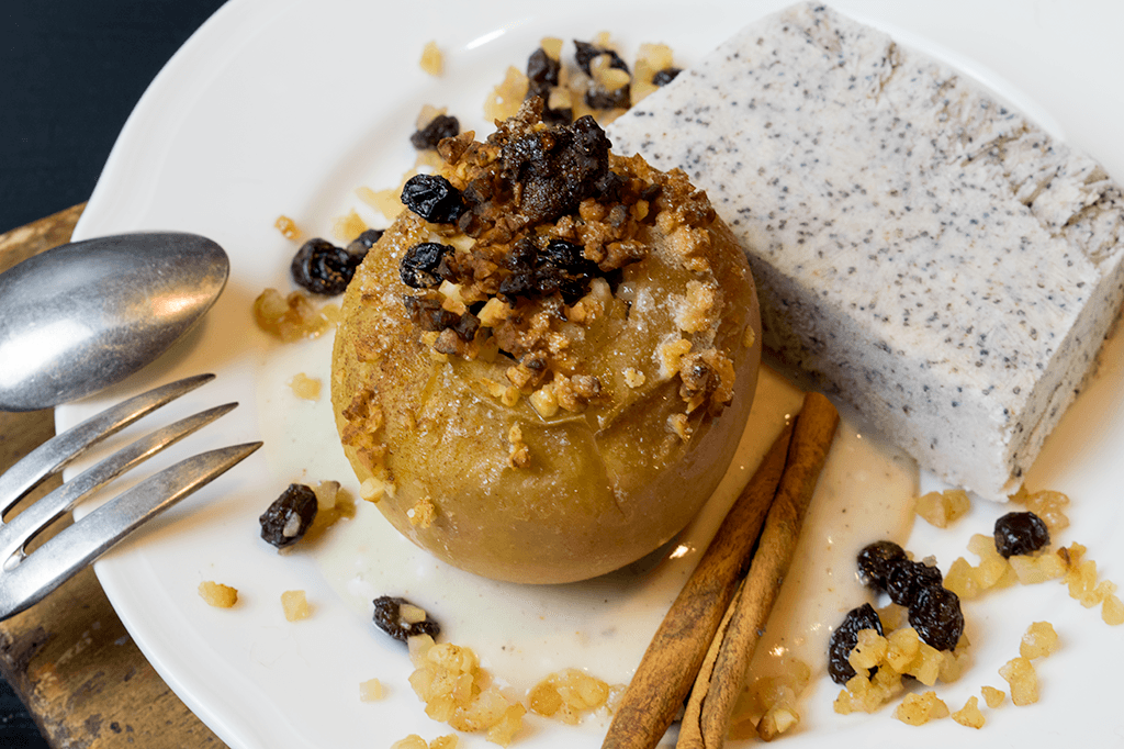 Bratapfel mit Mohnparfait, gefüllt mit Marzipan, Mandeln und Rosinen