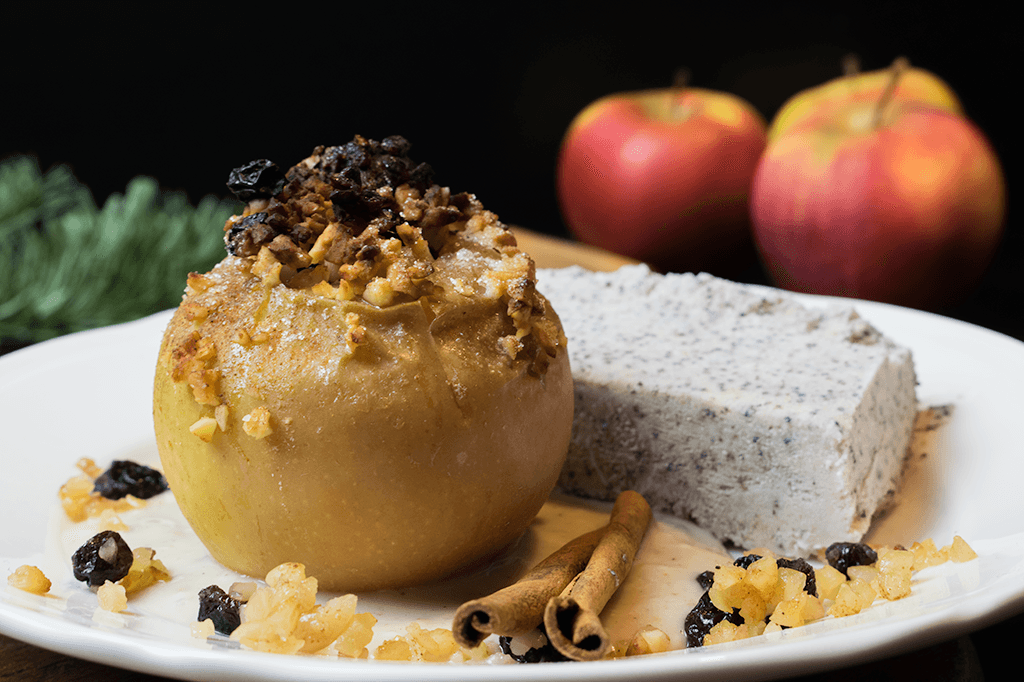 Bratapfel mit Mohnparfait, gefüllt mit Marzipan, Mandeln und Rosinen