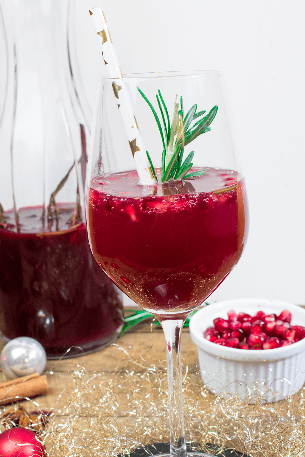 Champagnercocktail mit Zimt, Sternanis, Cranberries und Rosmarin