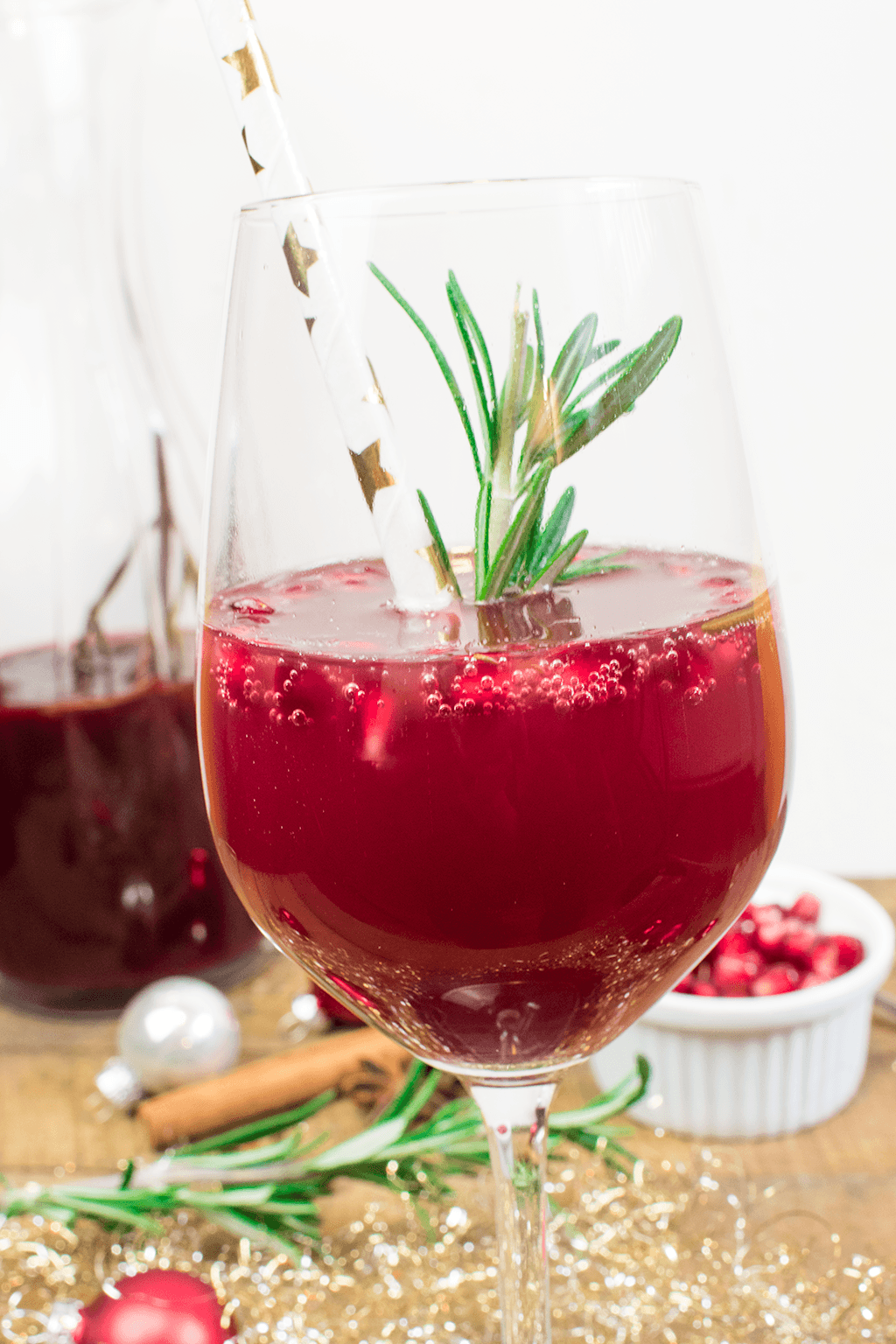 Champagnercocktail mit Zimt, Sternanis, Cranberries und Rosmarin