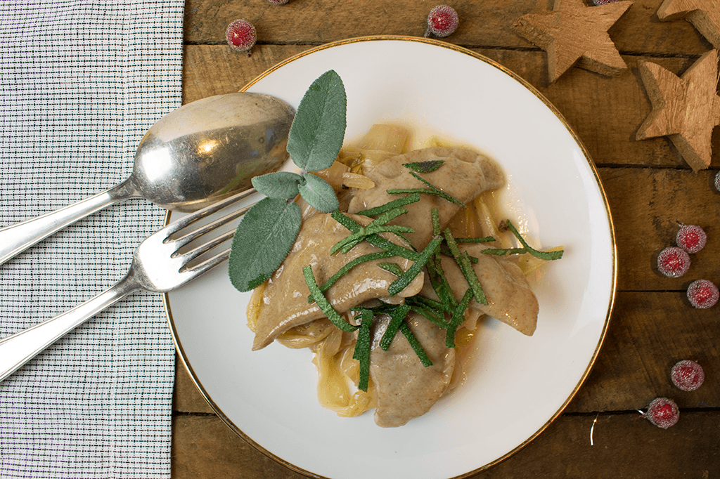 Vegane Schlutzkrapfen auf Orangen-Chicoreegemüse mit Nussbutter und Salbei