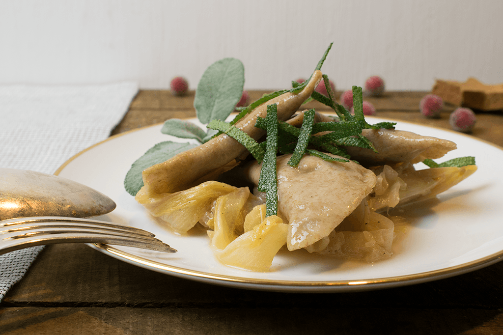 Vegane Schlutzkrapfen auf Orangen-Chicoreegemüse mit Nussbutter und Salbei