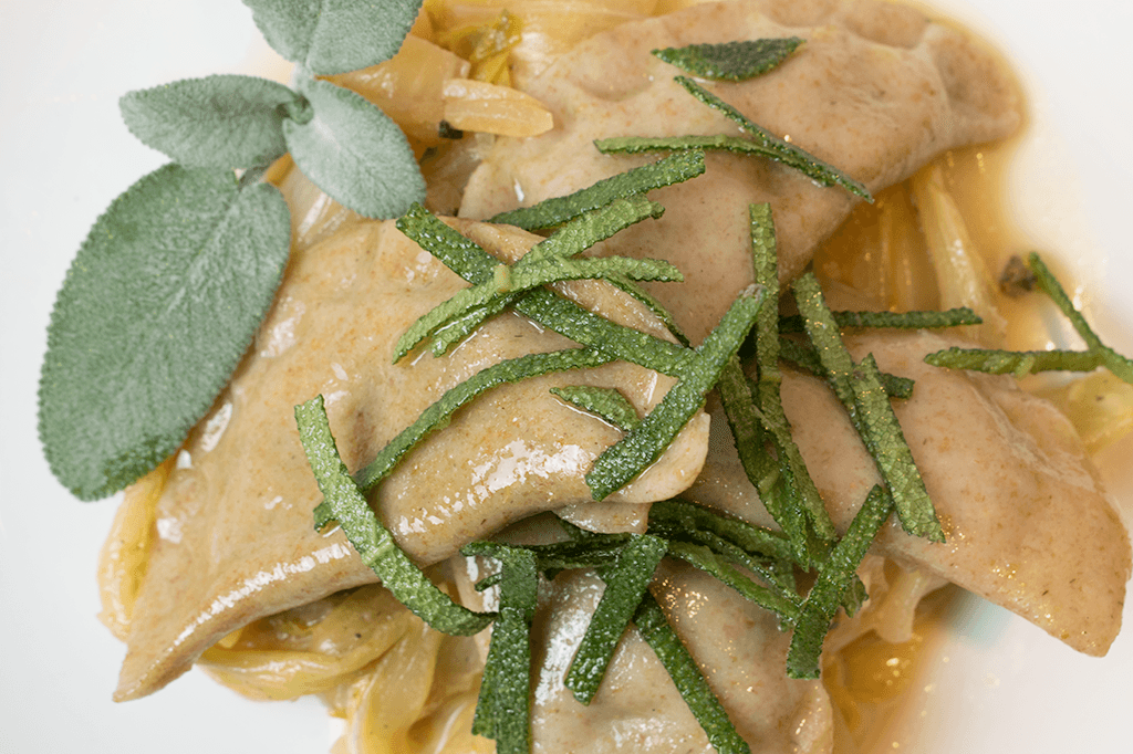 Vegane Schlutzkrapfen auf Orangen-Chicoreegemüse mit Nussbutter und Salbei