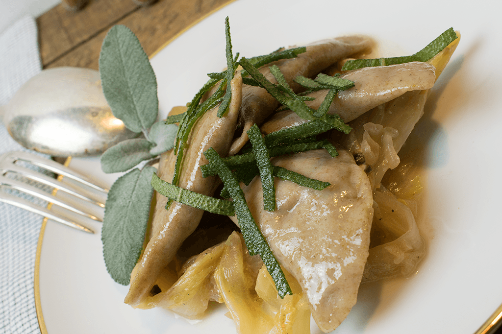 Vegane Schlutzkrapfen auf Orangen-Chicoreegemüse mit Nussbutter und Salbei