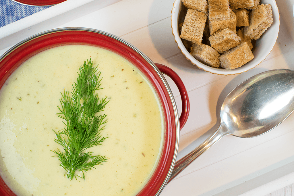 Senfsüppchen, Senfsuppe mit Schmorgurken, Buttermilch und Dill