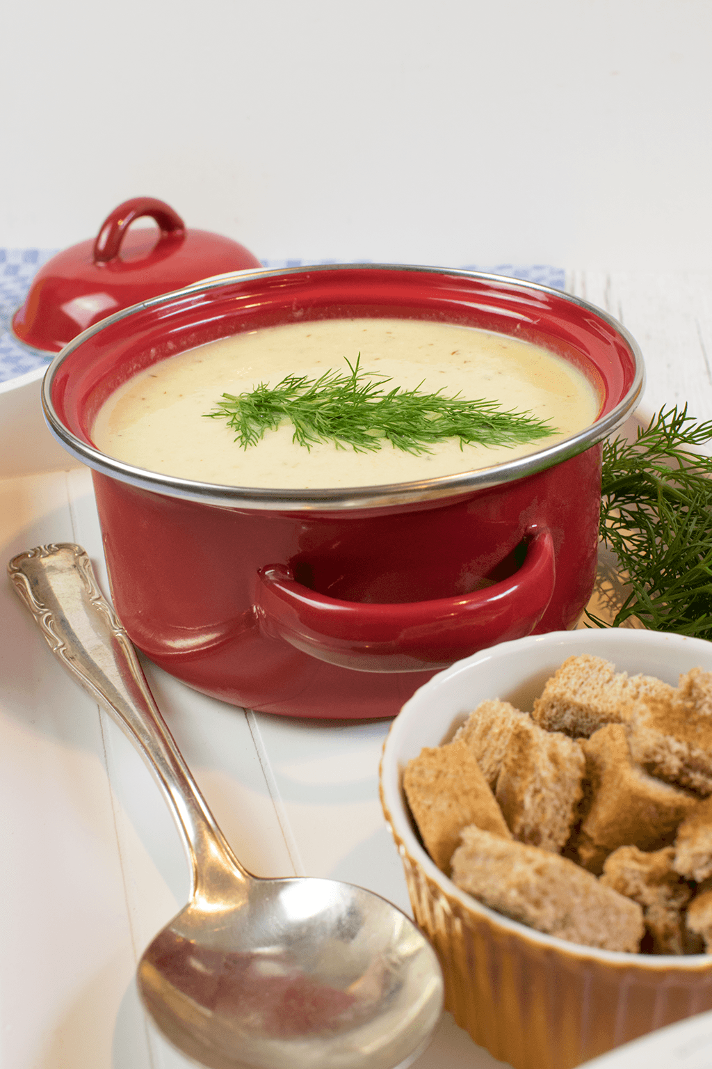 Senfsüppchen, Senfsuppe mit Schmorgurken, Buttermilch und Dill