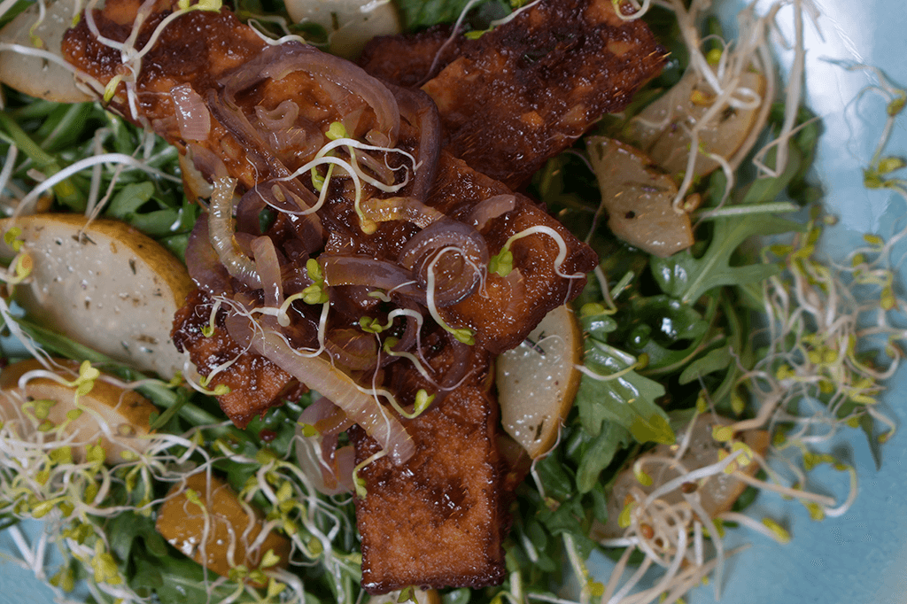 Salat mit BBQ Tempeh, Birnen und karamellisierten Zwiebeln