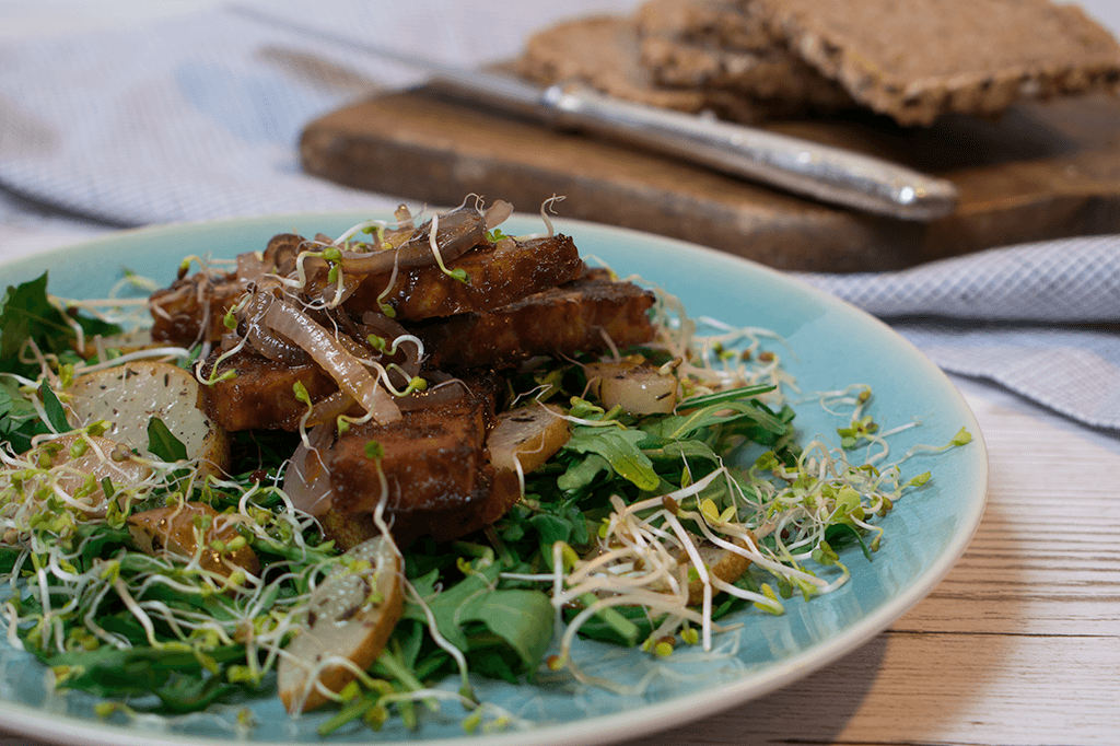 Salat mit BBQ Tempeh, Birnen und karamellisierten Zwiebeln