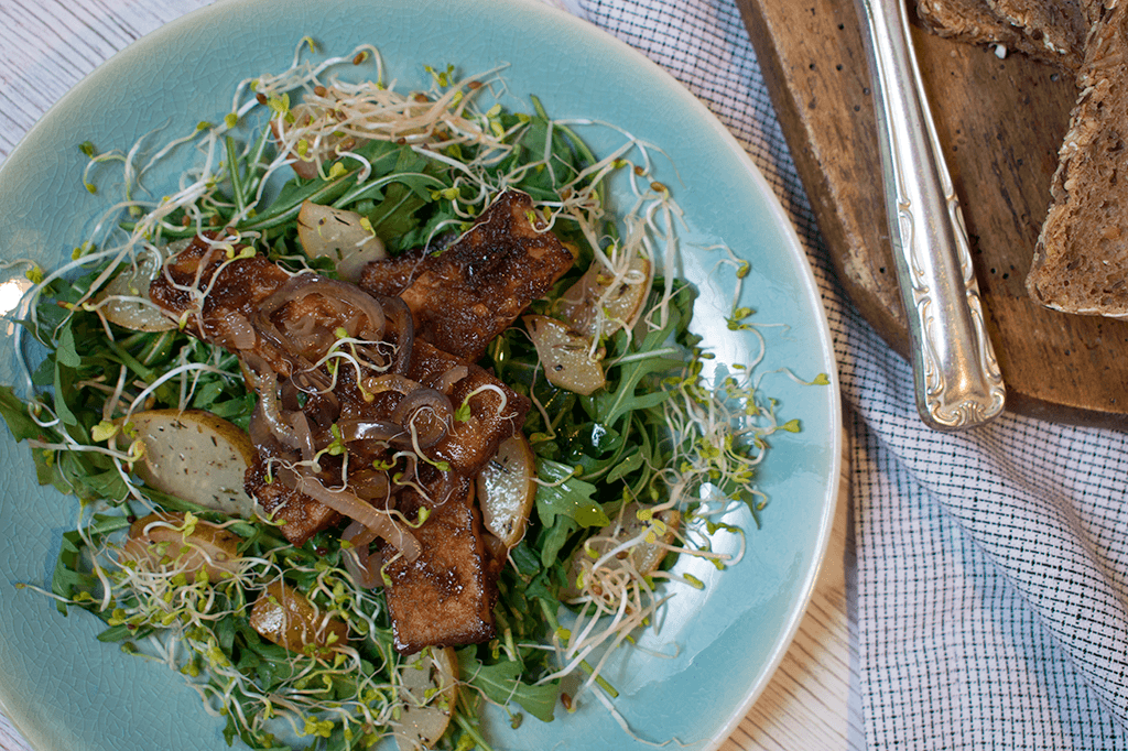 Salat mit BBQ Tempeh, Birnen und karamellisierten Zwiebeln